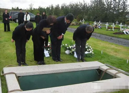 太神奇
:梦见为死去的活着的兄弟举行葬礼是什么意思？